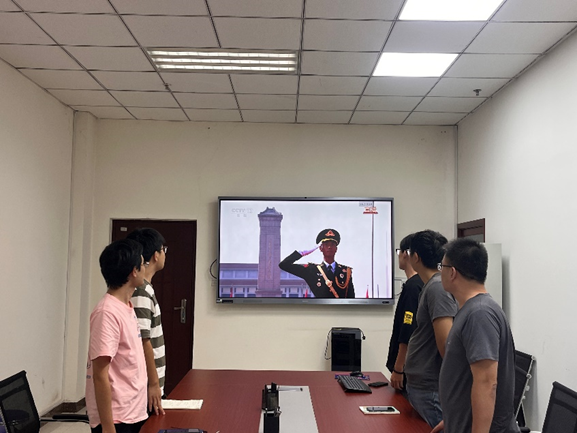 分析测试中心组织观看阅兵盛况 弘扬爱国精神